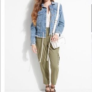 𝅺guess Huxlee cropped cargo pants. SZ S. Army sage.
